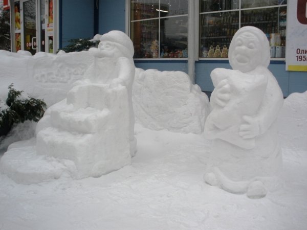 У Луцьку зі снігу зліпили казкове містечко. ФОТО   